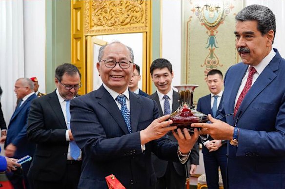 Nicolas Maduro meeting with Qui Xiaoqi, special envoy of China’s President Xi Jinping, on January 2.