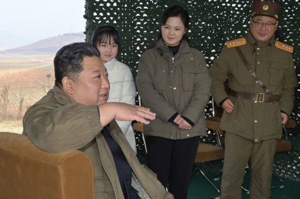 Kuzey Kore Devlet Medyasından alınan bir görüntüde, Kuzey Kore lideri Kim Jong-un, eşi Ri Sol Ju ve kızlarıyla birlikte, Kasım ayında yayınlanan bu tarihsiz fotoğrafta kıtalararası balistik füzenin (ICBM) fırlatıldığı gün hakkında konuşuyor. 19, 2022, Kuzey Kore Kore Merkez Haber Ajansı.