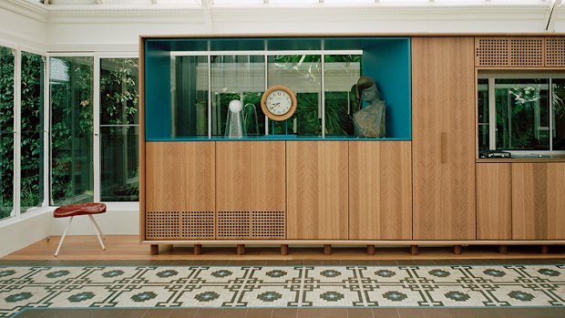 Pivotal to the design is the insertion of an elongated blackbutt-clad pod (12 metres in length and six metres in width) that sits snugly below the pavilion’s hip-shaped roof.