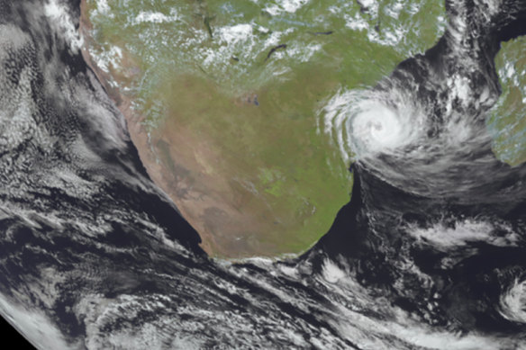 Bir uydu görüntüsü Tropical Cyclone Freddy'nin 24 Şubat'ta Mozambik'i vurduğunu gösteriyor.