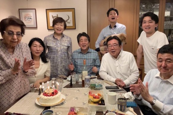 The last photo of Yoko Abe (left), Shinzo Abe (centre), Nobuchiyo Kishi (back) and Nobuo Kishi (right) together. 