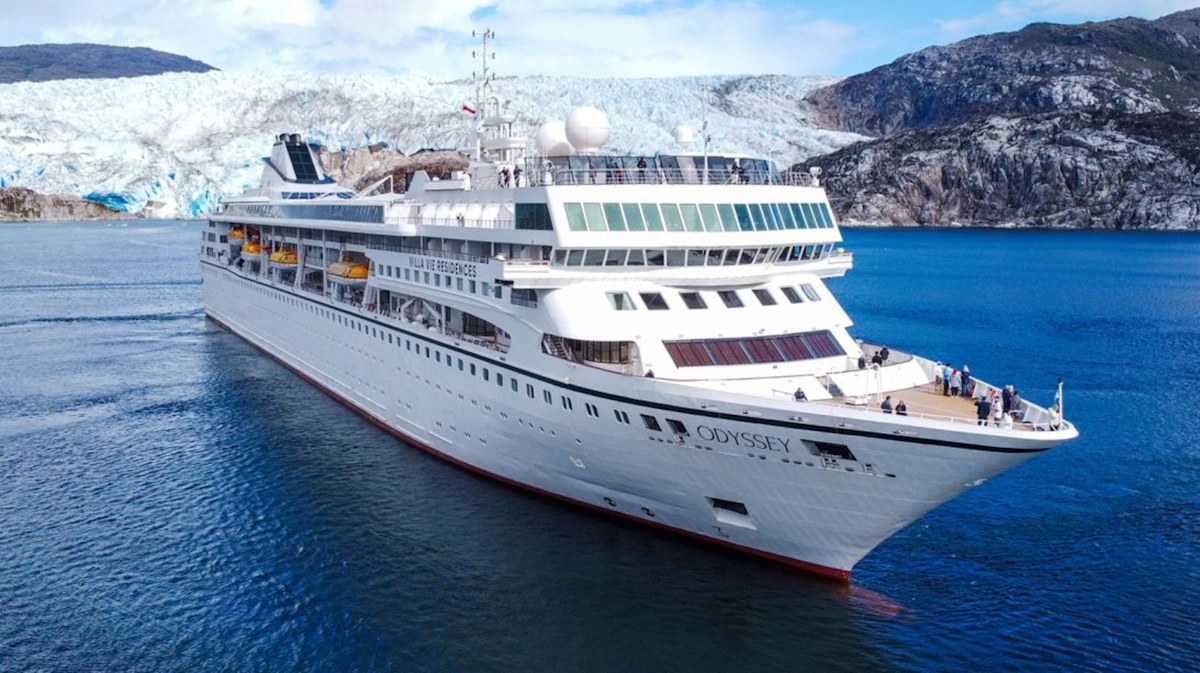 Residential cruise ship orders passengers to disembark after fuel shortage