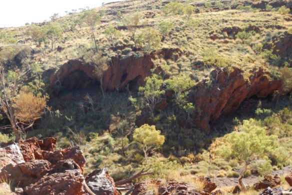 The view looking north over the Juukan rock shelters in 2013. 