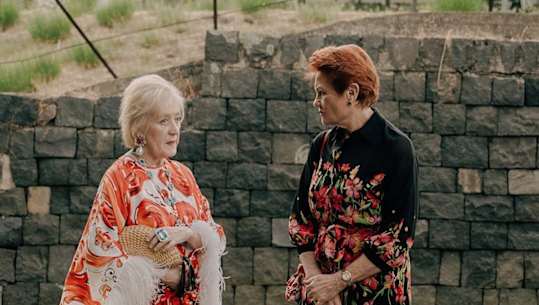 Pauline Hanson, a destra, ad una sfilata di Dolce e Gabbana in Italia.