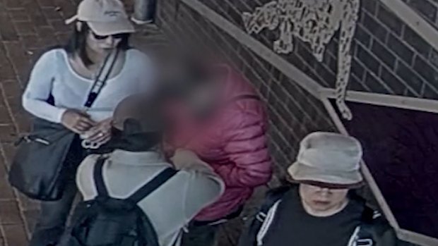 Imagens de CCTV de Blacktown mostram uma mulher de 73 anos sendo enganada por três mulheres não identificadas.
