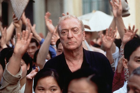 Michael Caine como Fowler en la adaptación cinematográfica de 2002 de The Quiet American. 