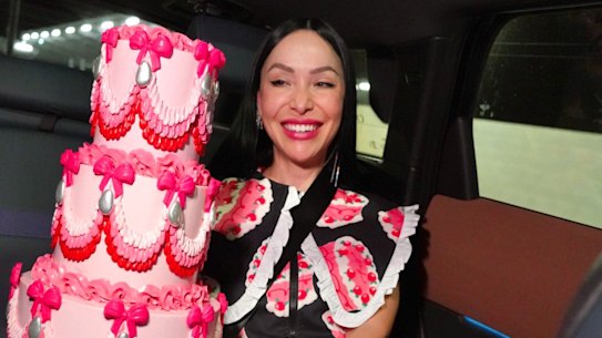 Katherine Sabbath boldly ferrying a triple-tiered cake in an Uber – let’s hope that icing set overnight!