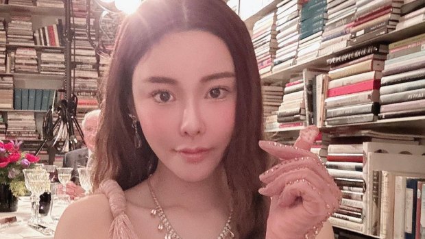 28 yaşındaki model Abby Choi, Hong Kong'daki bir apartman dairesinde parçalanmış halde bulundu.
