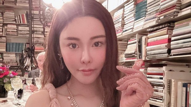 28 yaşındaki model Abby Choi, Hong Kong'daki bir apartman dairesinde parçalanmış halde bulundu.