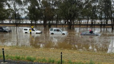 hume wangaratta freeway melbourne flood rain state roofs stranded passengers sitting seen were cars floods flooding weather victoria springhurst hit