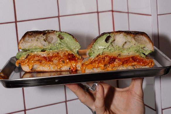 O sanduíche de almôndega no Halfday Deli