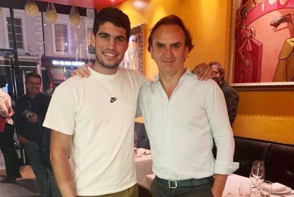 Carlos Alcaraz (left) with Abel Lusa at Cambio De Tercio in London.
