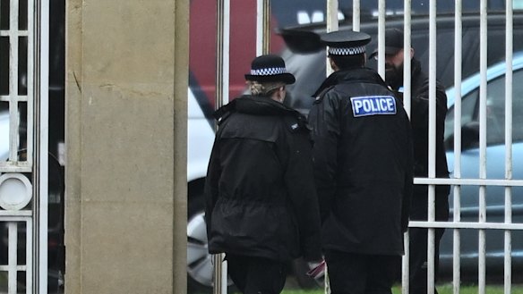 Agentes de policía a las puertas de la Logia Real donde vivía el ex príncipe.