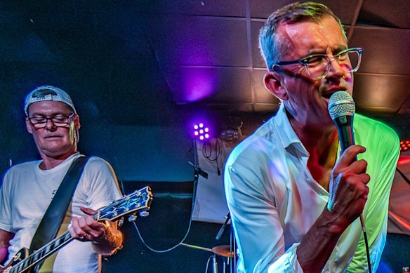 Mike Dalton in the band Bahne Super-Flex playing at the Marrickville Bowlo.