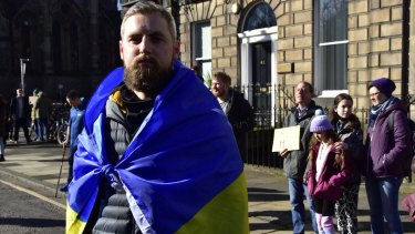 Alexander, un ucraniano, se une a las protestas contra Putin el domingo en Edimburgo.