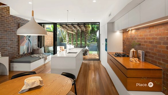 2/12 Longfellow Street, Norman Park.