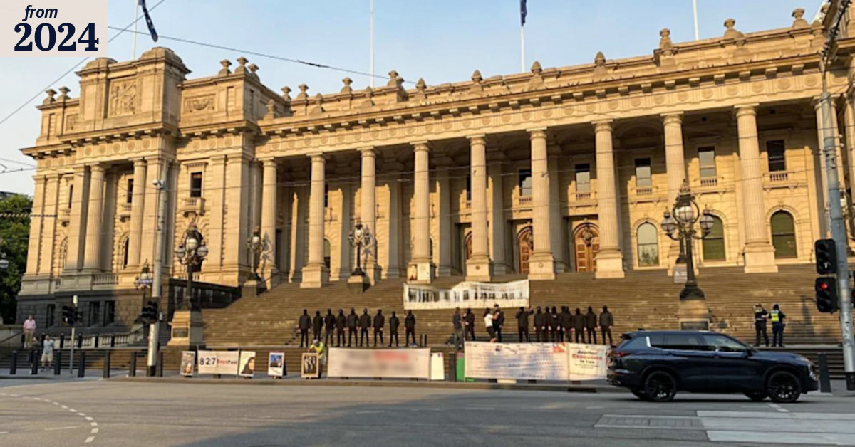 Neo-nazi demonstration: Police vow to find men who held antisemitic ...