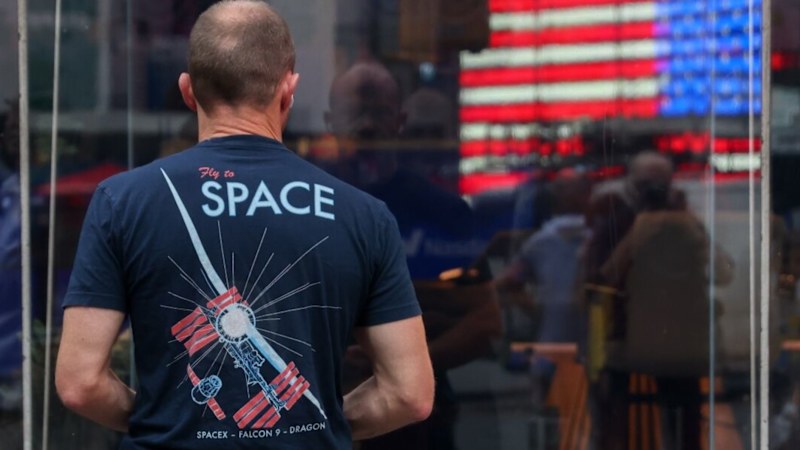 Retail investors stock up on Musk's SpaceX as fund managers sell out
