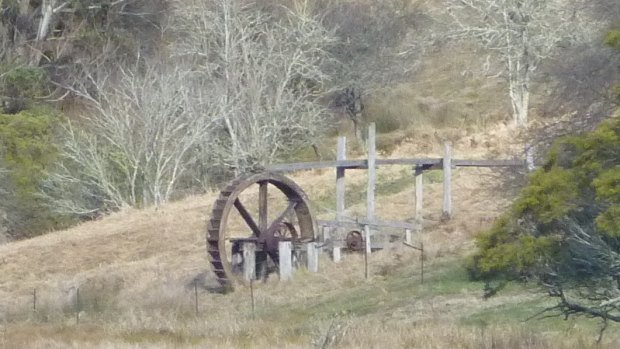 Historic waterwheel beside the Kings Highway.