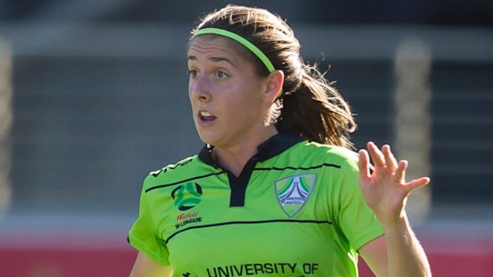 Karly Roestbakken in action for Canberra United.