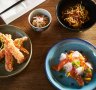 泡菜和海鲜饺子(右上顺时针方向)、腌茴香和萝卜的鲑鱼、伊夫里gakko和鞑靼的对虾等食物都是为了分享而设计的。
