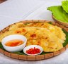 面饼是脆,crepe-like盘用大米面粉,水和姜黄,充满了可口的馅料。