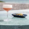 威廉斯敦的塞巴斯蒂安海滩烧烤酒吧(Sebastian Beach Grill and Bar)有一个大型室外露台，供人享用pintxos和饮料。