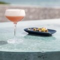 威廉斯敦的塞巴斯蒂安海滩烧烤酒吧(Sebastian Beach Grill and Bar)有一个大型室外露台，供人享用pintxos和饮料。