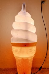 Yuge & David Bromley auction: This vintage Japanese ice-cream lamp sold for $1159 IBP.