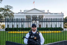 A Secret Service agent in front of the White House in Washington, DC.