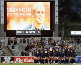 Brumbies players gather to applaud former teammate Shawn Mackay in 2009.