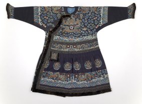 A Chinese formal court robe from the mid-19th century, made of silk, fur, silk, metallic thread and gilt. 