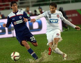 Terrible conditions: Cruz Azul's midfielder Mauro Formica defends against WS Wanderers FC's midfielder Mateo Poljak.