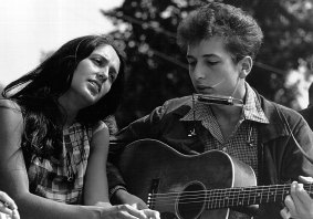 Folk singers Joan Baez and Bob Dylan perform during a civil rights rally in August  1963 in Washington D.C. 