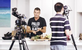 Pete Evans cooks cauliflower fried "rice" at home.