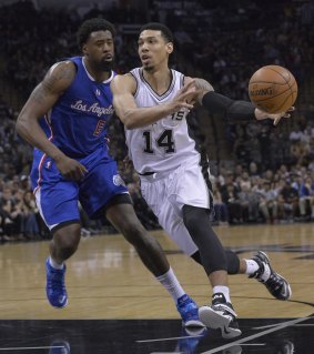 Danny Green of the San Antonio Spurs drives around DeAndre Jordan of the Los Angeles Clippers.