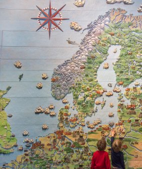 Young visitors at a map of the Baltic at the Vasa Museum.