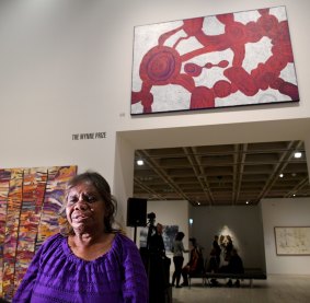 2017 Wynne Prize winner Betty Kuntiwa Pumani with the painting ANTARA.