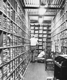 Office life in a branch of the Repatriation Department (1920-1959).