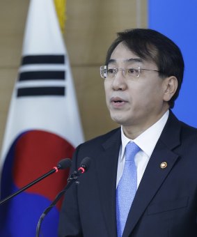 Lee Suk-joon announces unilateral sanctions on North Korea at the government complex in Seoul on Tuesday.