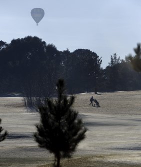 Players were crunching along the frosted fairways
at Royal Canberra Golf Course. 