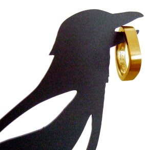 Scentifically inaccurate (but witty) 'Thieving Magpie' jewellery holder, by Neue Freunde.