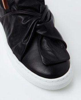 The Wittner Oporto sneaker in black.