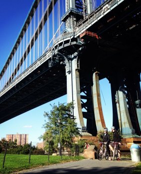 上你的自行车:&起床骑自行车旅游。