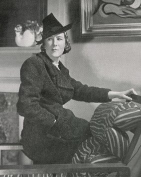 Maie Casey resting her hand on a Fred Ward chaise lounge, from the National Journal's summer issue, 1939.