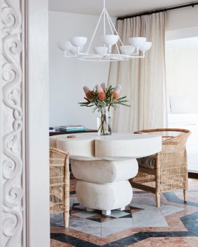 STYLING TIP: Raw linen and hand-woven rattan sit alongside
Venetian plaster finishes and lighting at Rae’s On Wategos.