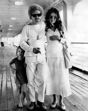Artist Brett Whiteley arrives back in Sydney,with wife Wendy Whiteley and daughter Arkie Whiteley, aged 4.