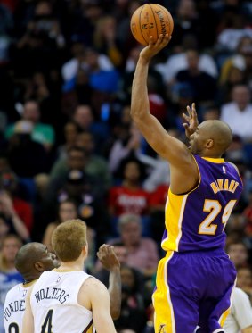 Los Angeles Lakers guard Kobe Bryant uses his left hand as he makes a shot against the New Orleans Pelicans on Wednesday.