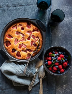 This strawberry and white chocolate almond cake, with macerated berries, is a delicious afternoon treat.