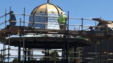 The new dome of the Guildford Hotel is safely positioned.